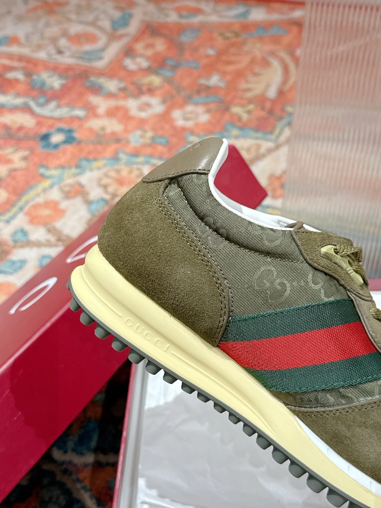 p700🐮🐮 GUCCI 2025 latest spring and summer catwalk style sports shoes Forrest Gump shoes 25 super popular show items with high appearance rate and many celebrities and Internet celebrities. The classic shoe design uses innovative stitching technology to create a water-like flowing texture. Super comfortable on the feet. Leather splicing and breathable logo fabric with classic green and red webbing embellishment. All show the brand tone (buttons are removable) original molded combination outsole ▪️Size: Male 39-44 (Male 45, customized, non-returnable)